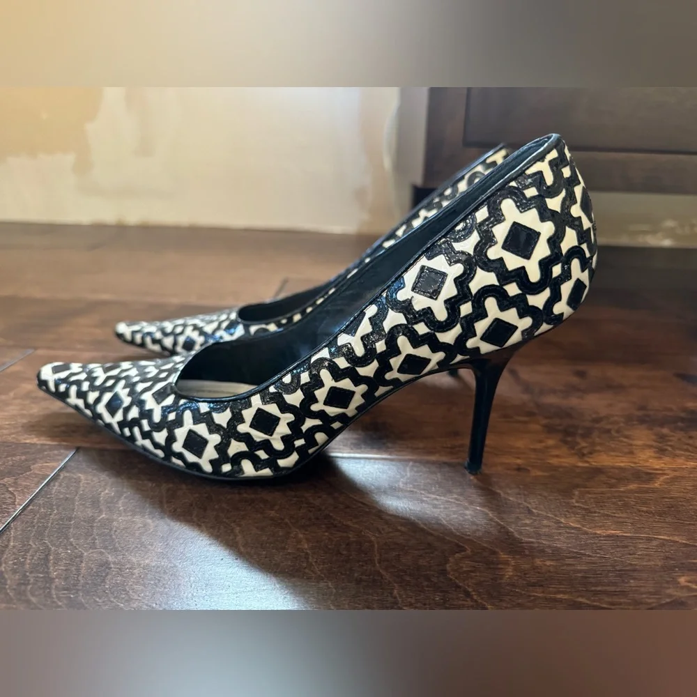 Rene Caovilla White and Black Geometric Print Pumps 40 - Picture 2 of 10